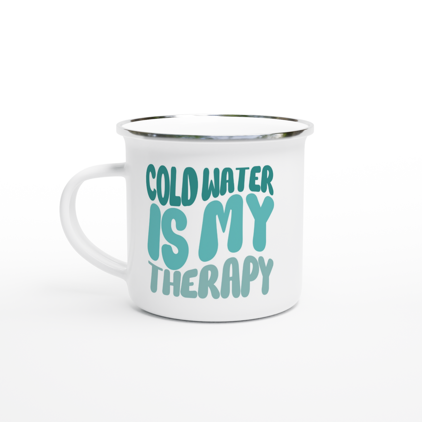 Emaljmugg med texten 'Cold water is my therapy', perfekt för vinterbadare, kallbad och naturälskare