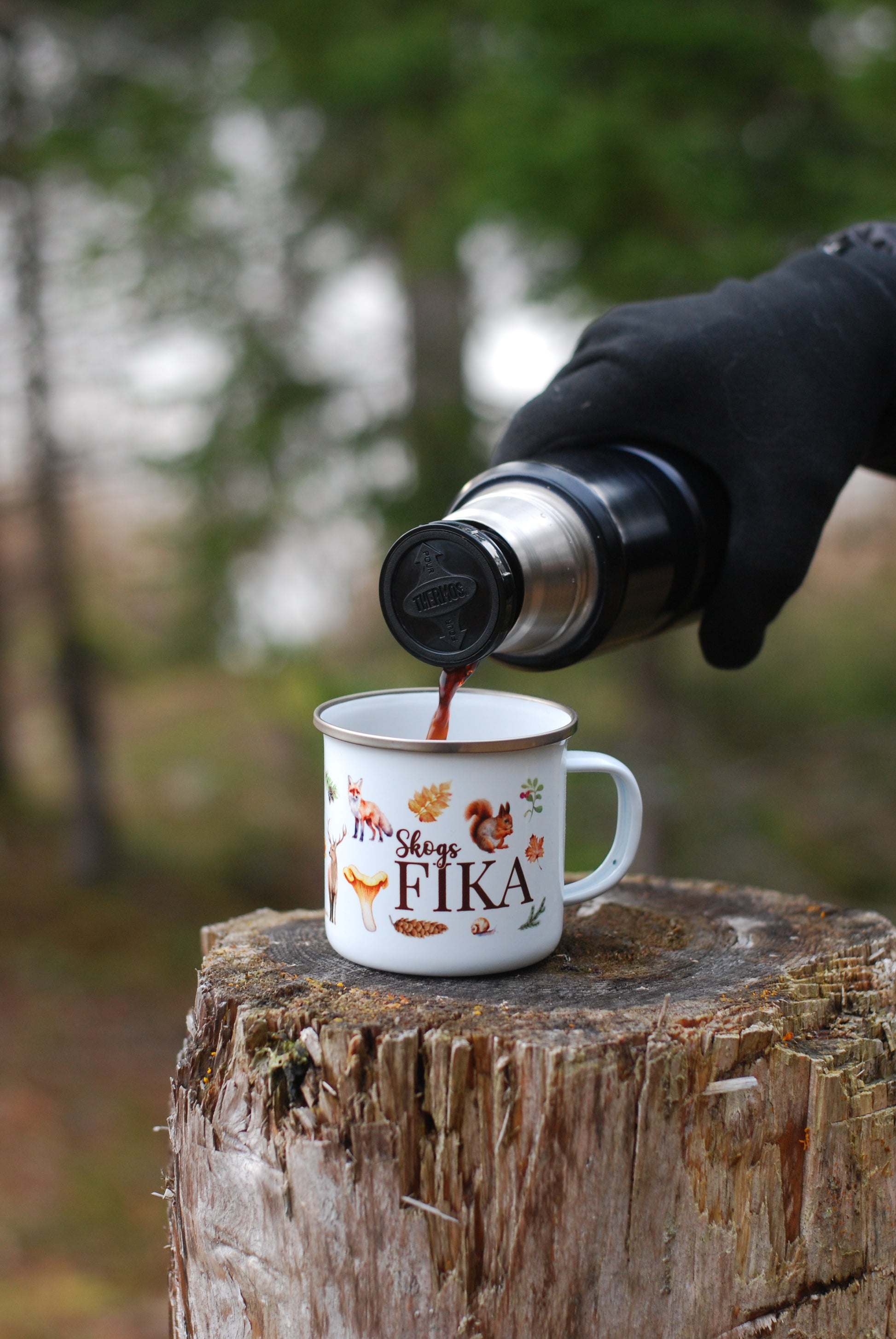 Emaljmugg med texten 'Skogsfika', för kaffe i mossan, pauser bland tallar och lugna stunder i skogen