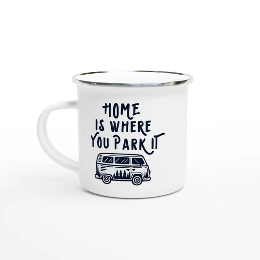 Emaljmugg med texten 'Home is where you park it', perfekt för husbil, campervan och vanlife-äventyr