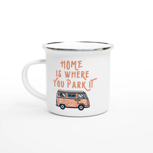 Emaljmugg med texten 'Home is where you park it', perfekt för husbil, campervan och vanlife-äventyr