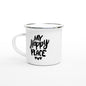 Emaljmugg med texten 'My happy place', perfekt för friluftsliv, kaffepaus i naturen och stunder av lugn och glädje