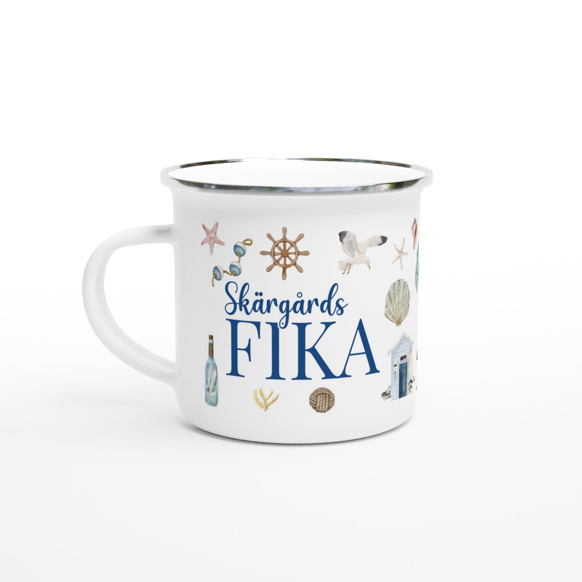 Emaljmugg med texten 'Skärgårdsfika', perfekt för kaffestunder på klipporna, båtturer och lugna dagar i skärgården