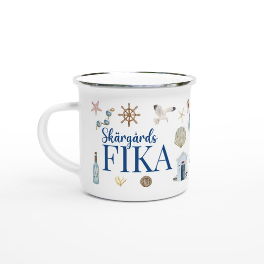 Emaljmugg med texten 'Skärgårdsfika', perfekt för kaffestunder på klipporna, båtturer och lugna dagar i skärgården