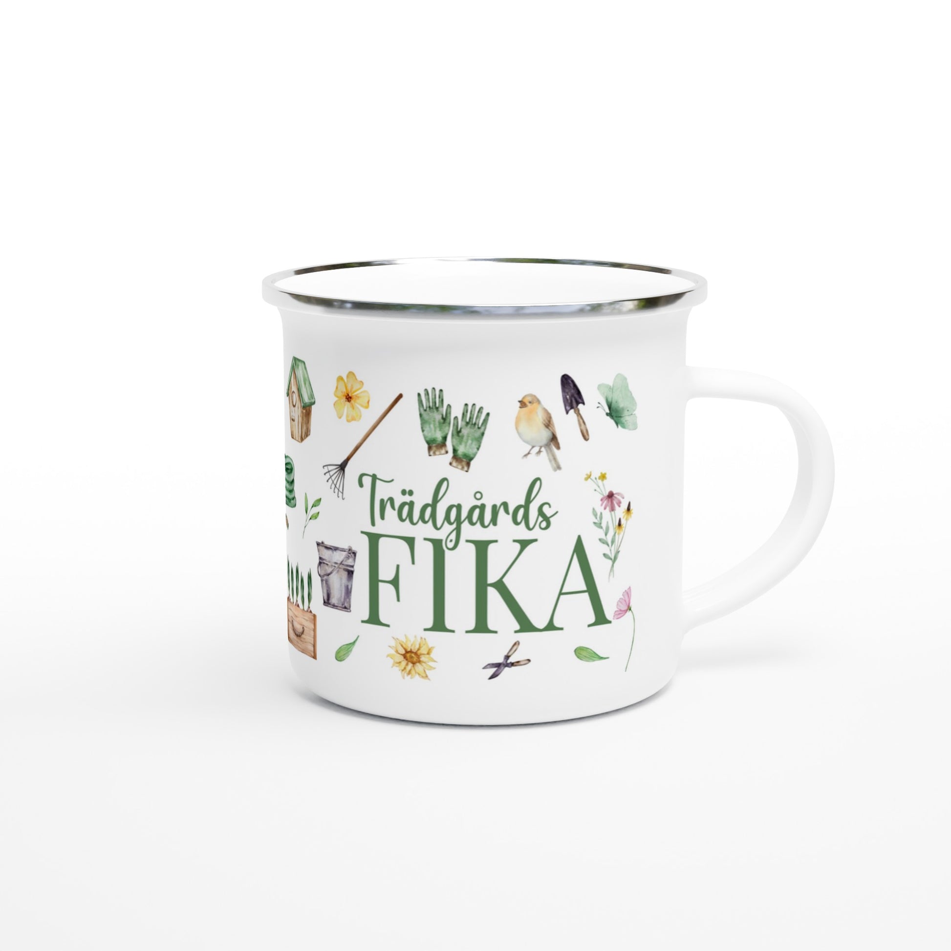 Emaljmugg med texten 'Trädgårdsfika', perfekt för kaffestunder bland blommor, humlesurr och jordiga fingrar