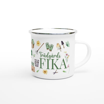 Emaljmugg med texten 'Trädgårdsfika', perfekt för kaffestunder bland blommor, humlesurr och jordiga fingrar