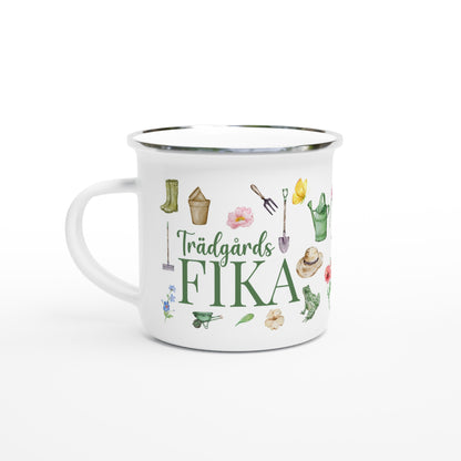 Emaljmugg med texten 'Trädgårdsfika', perfekt för kaffestunder bland blommor, humlesurr och jordiga fingrar