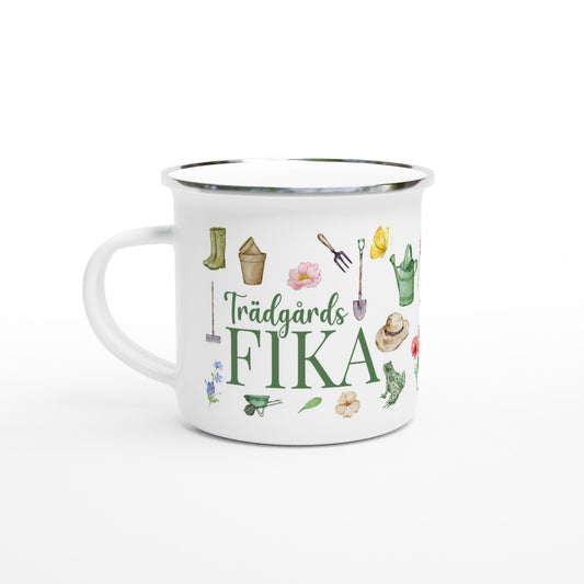 Emaljmugg med texten 'Trädgårdsfika', perfekt för kaffestunder bland blommor, humlesurr och jordiga fingrar
