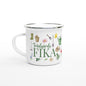 Emaljmugg med texten 'Trädgårdsfika', perfekt för kaffestunder bland blommor, humlesurr och jordiga fingrar