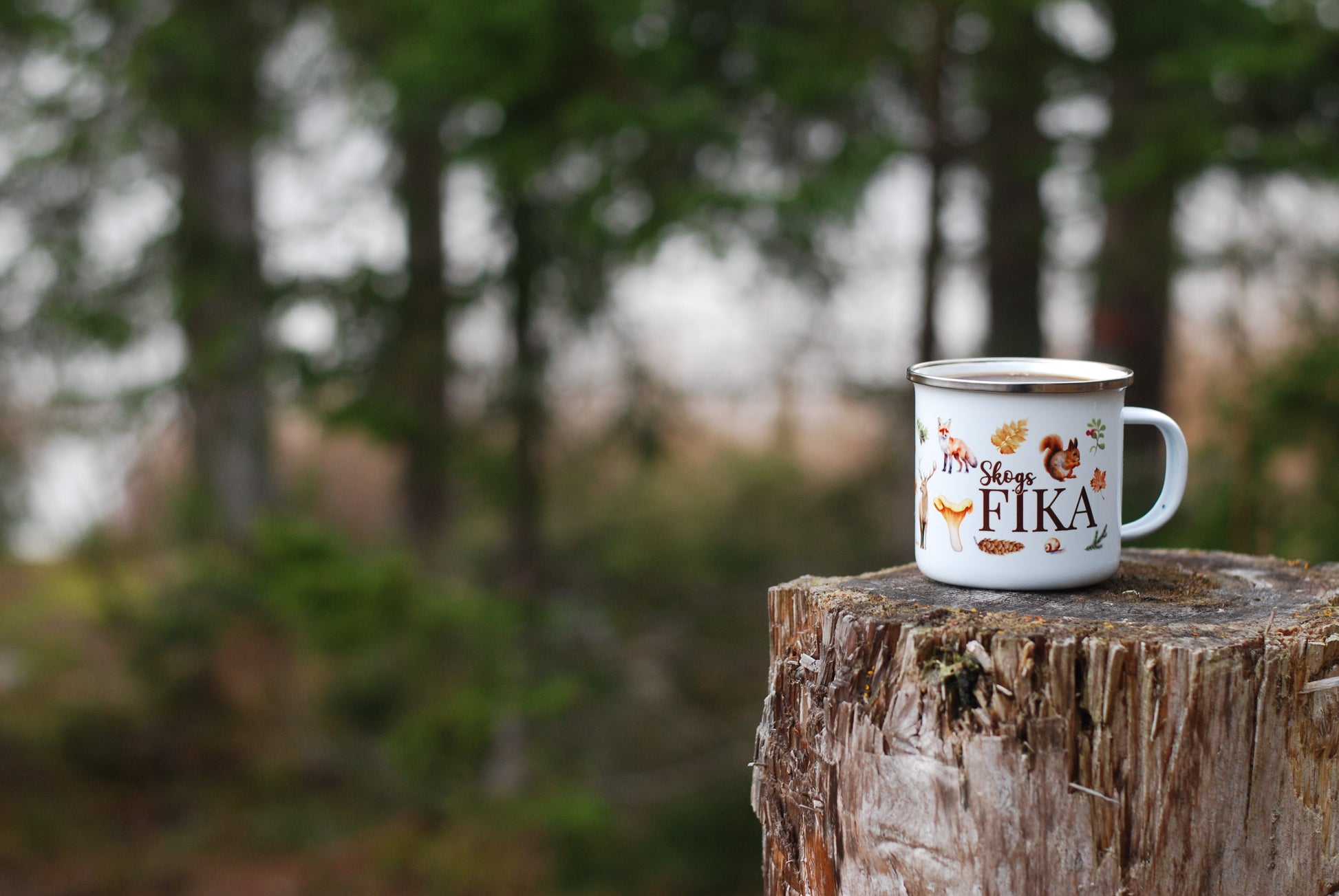 Emaljmugg med texten 'Skogsfika', för kaffe i mossan, pauser bland tallar och lugna stunder i skogen