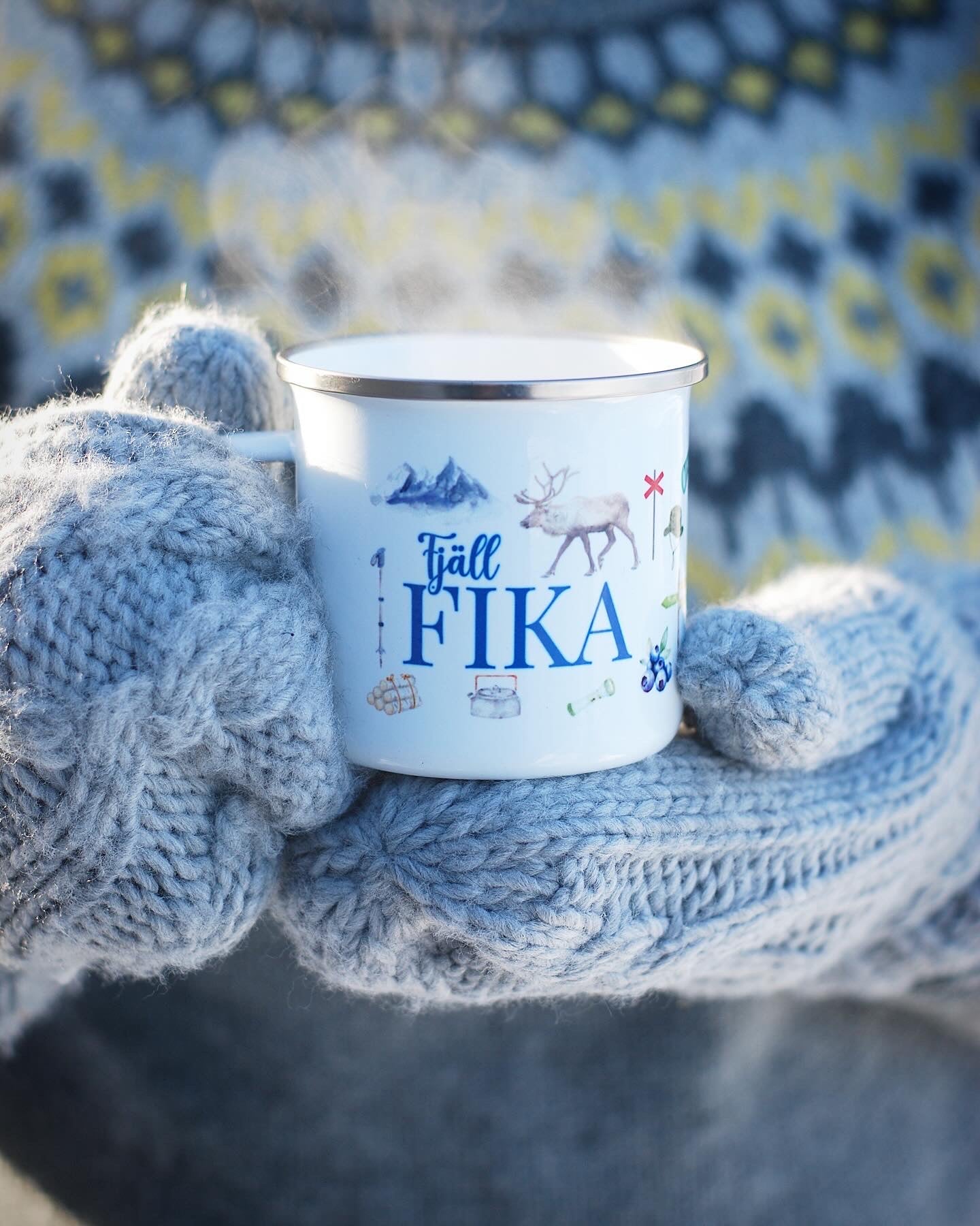 Emaljmugg med texten 'Fjällfika', perfekt för fikastunder i fjällen och naturälskare som njuter av lugnet ute